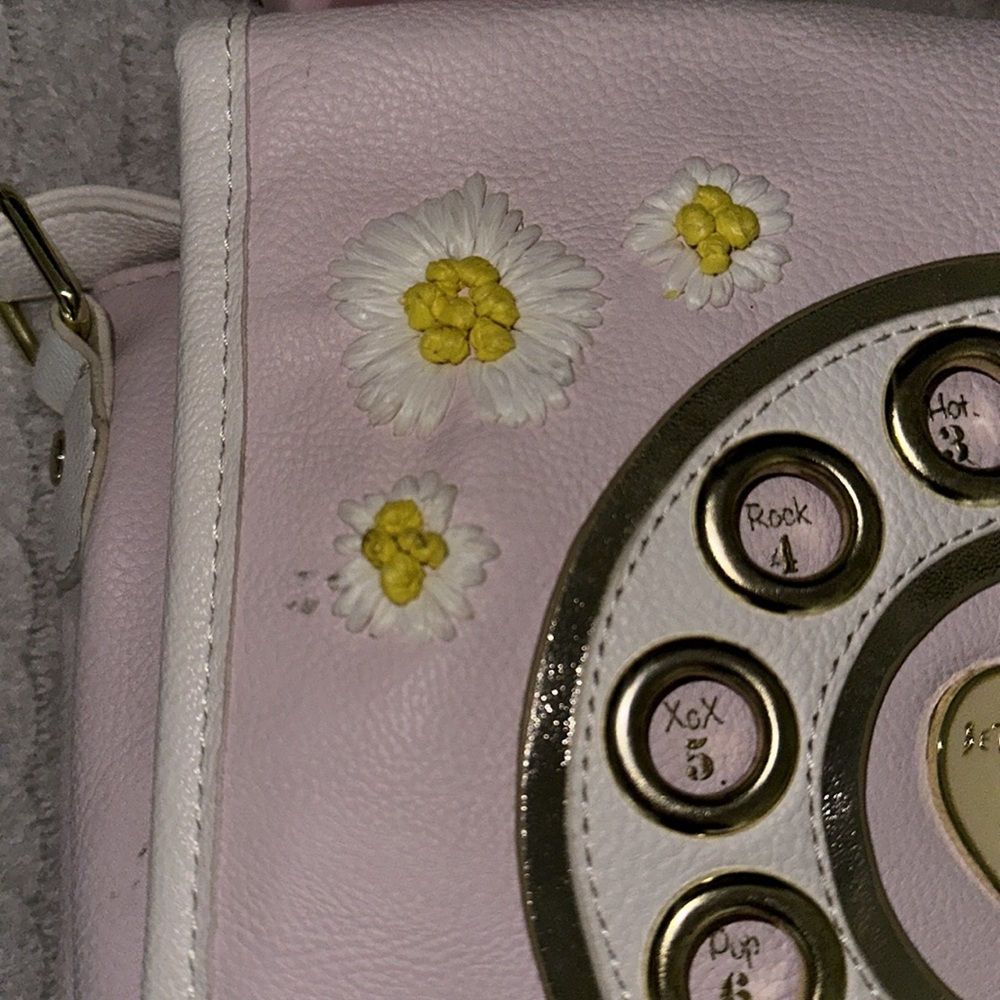 Betsey Johnson telephone bag pink daisies - Picture 3 of 7